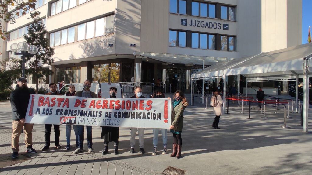 Varios integrantes de CNT Prensa acompañan a los periodistas a los juzgados.